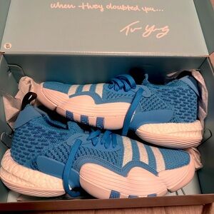 blue trae young 2 basketball shoes. Never been worn.
